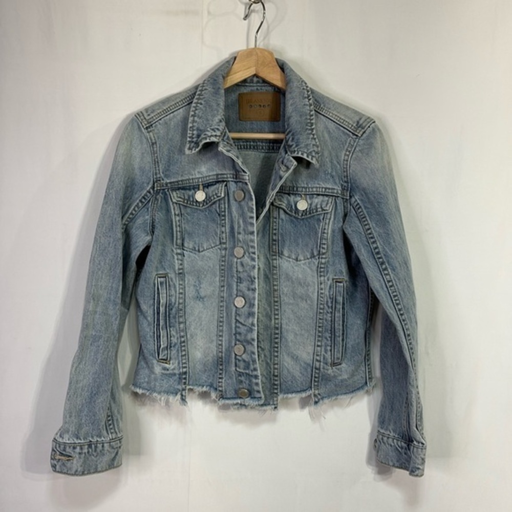 Blank NYC 16K–9479 raw edge, cropped light wash denim jacket👯‍♀️